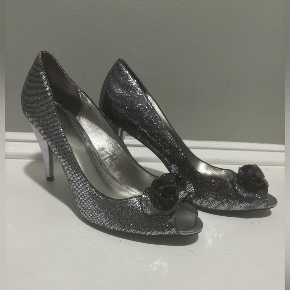 Silver Flower Wedding Formal Petal Open Toe Heels by Style & Co- size 9